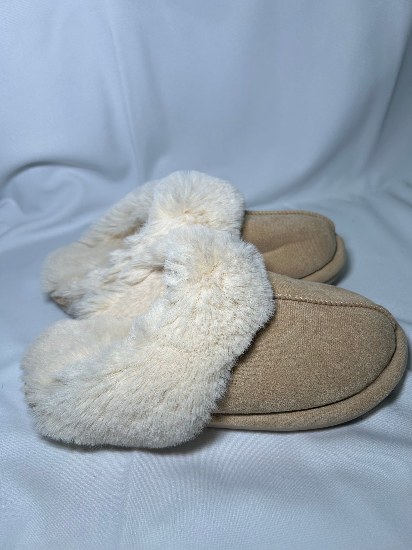 Beige House Slipps with Faux Fur